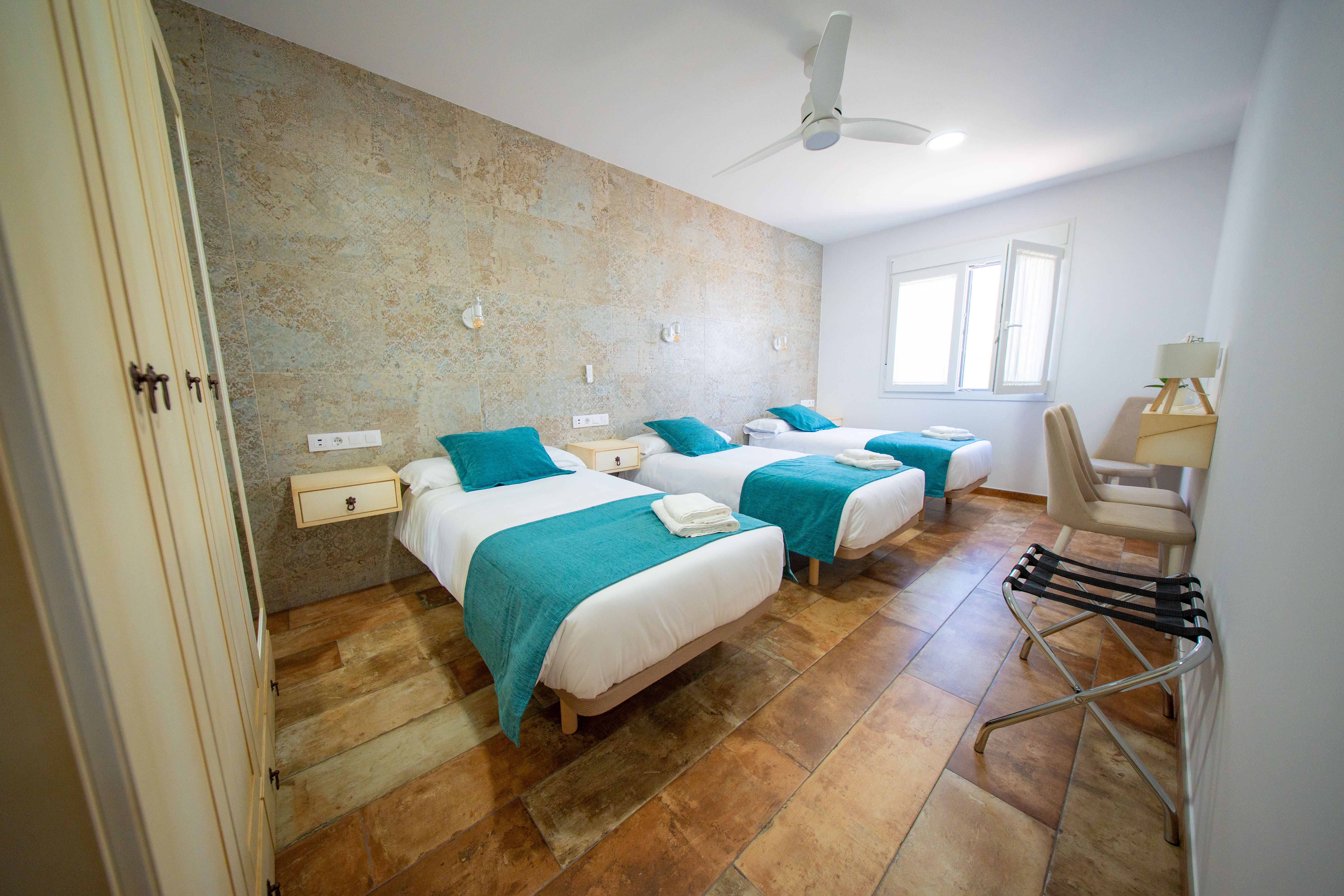 GERMANICUS - Habitación Doble con cama supletoria, inspirada en la serenidad de los campamentos romanos.